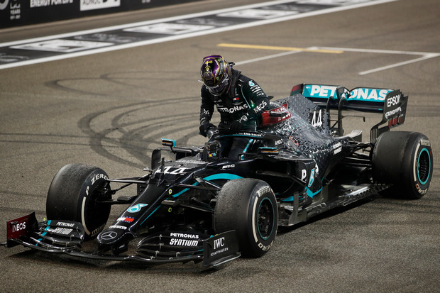 Lewis Hamilton Diminta...