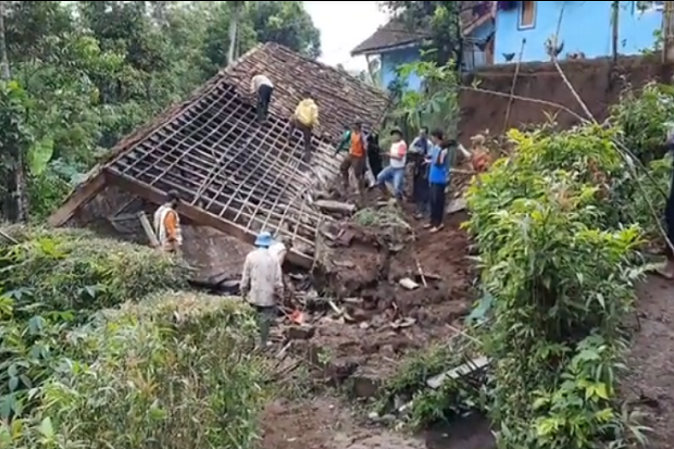 Tertimbun Longsor, Pasutri...