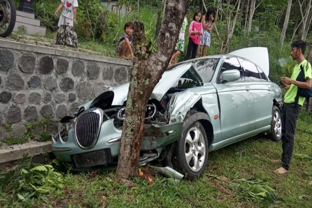 Mesin Rusak, Sedan Jaguar...