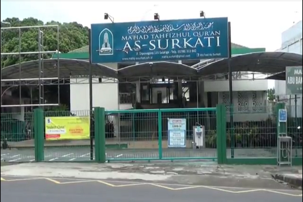Ratusan Santri dan Pengasuh...
