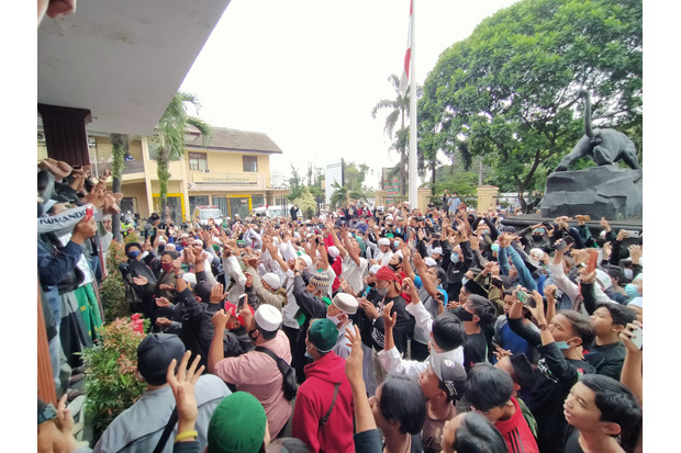 Ratusan Orang Geruduk...