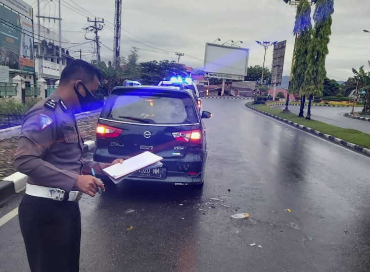 Tabrak Mobil Parkir,...