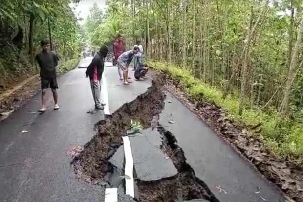 Fenomena Tanah Bergerak,...