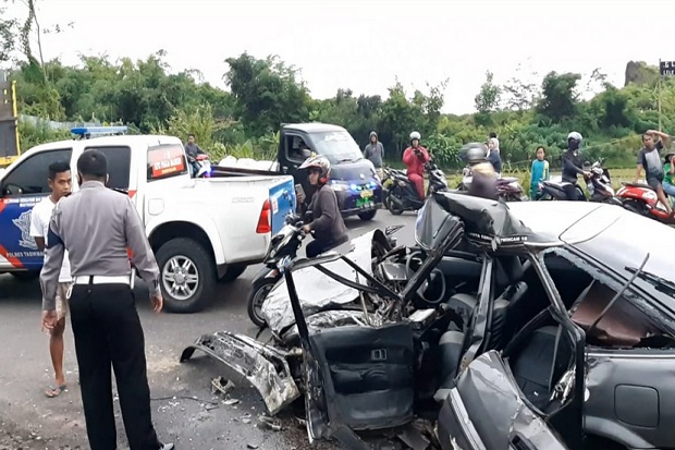 Pecah Ban, Sedan Tabrak...