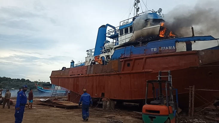 Kapal Muara Sejati Terbakar...
