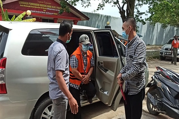 Dengan Tangan Diborgol...