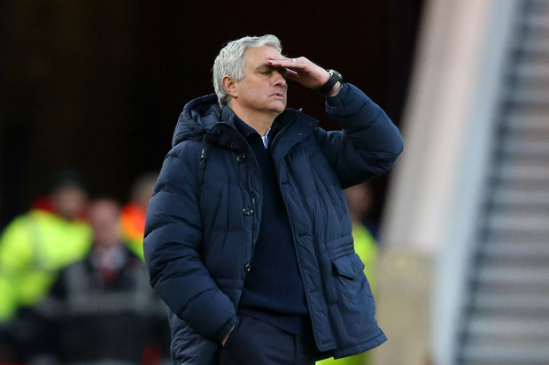 Mourinho Ragukan Krisis...