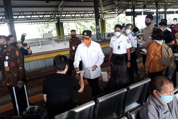 Menhub Tinjau Stasiun...