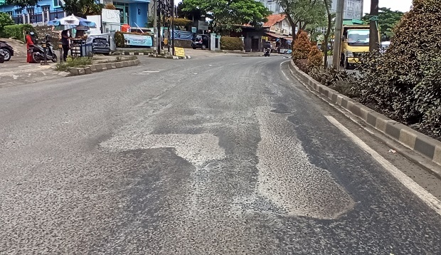 Proyek Pengaspalan Jalan...