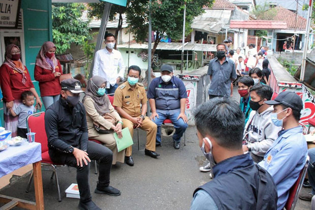 Bima Arya Bagikan Masker...