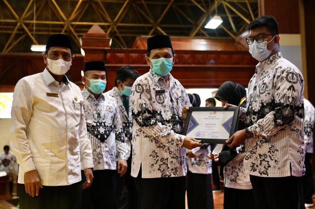 HUT PGRI, Gubernur Aceh...