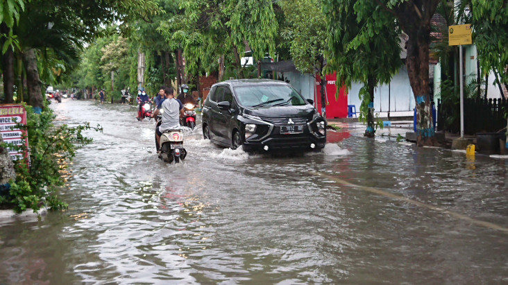 Hujan Deras Dua Jam,...