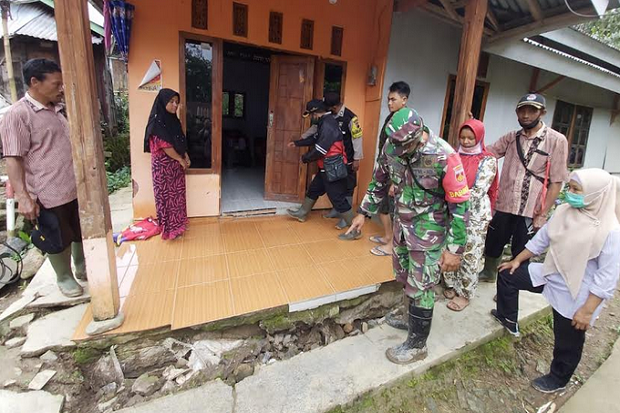 95 Rumah Rusak, Sebagian...