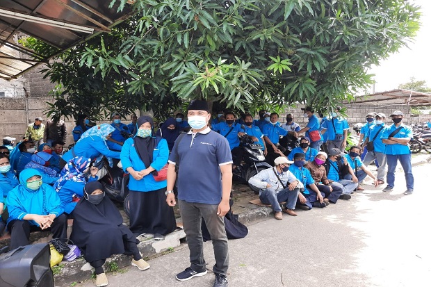 Tuntut Pembayaran Gaji...