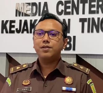 8 Tersangka Korupsi...