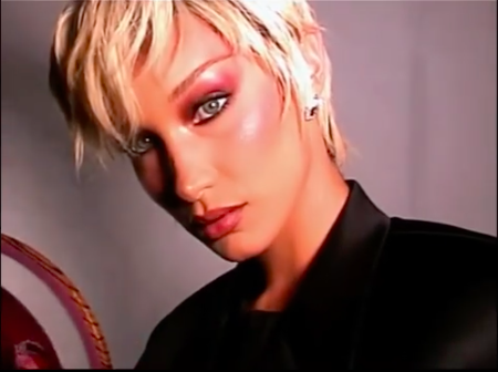 Bella Hadid Terlhat...