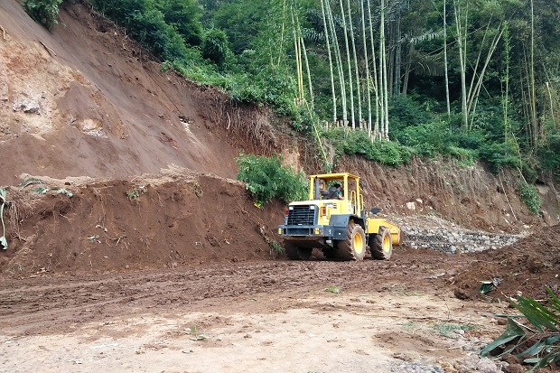 Diguyur Hujan, Tebing...