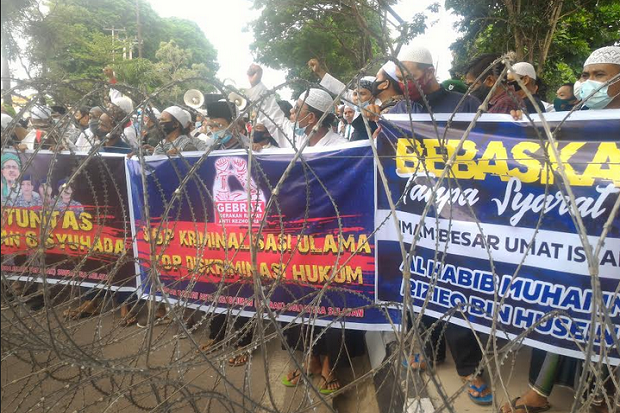 Pendukung Habib Rizieq...