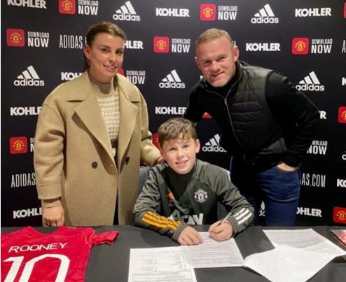 Semringahnya Wayne Rooney...