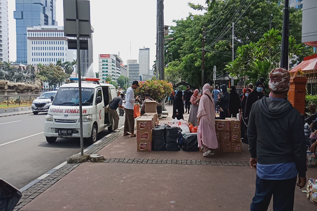 Sejumlah Orang Persiapkan...