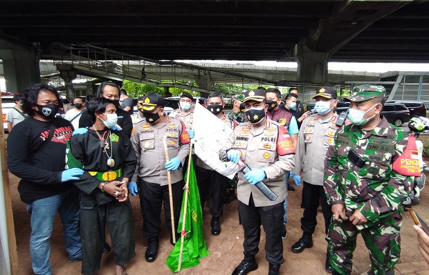Bawa Senjata Tajam ke...