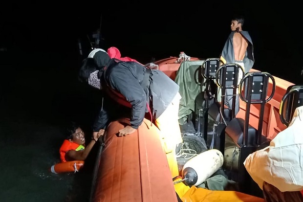 Kapal Bocor di Tengah...