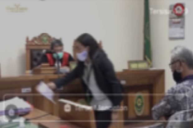 Petugas Nyelonong saat...