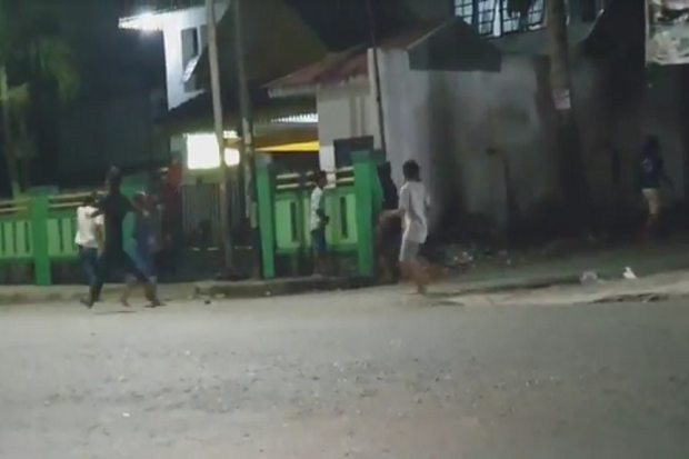 Saling Ejek, Dua Kelompok...