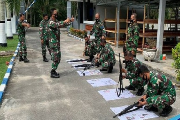 Prajurit TNI AL Unjuk...