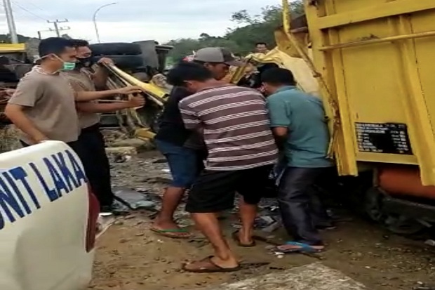 Dua Truk Adu kambing...