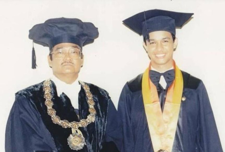 Anies Unggah Foto Masa...