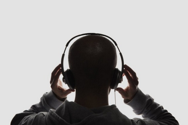 Mendengarkan Musik Diyakini...