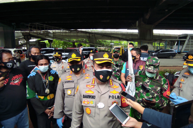 5 dari 6 Orang Massa...