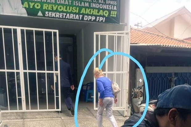 Bule Datangi Kantor...