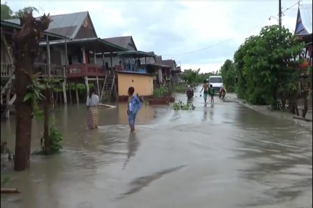 Banjir 1 Meter Rendam...