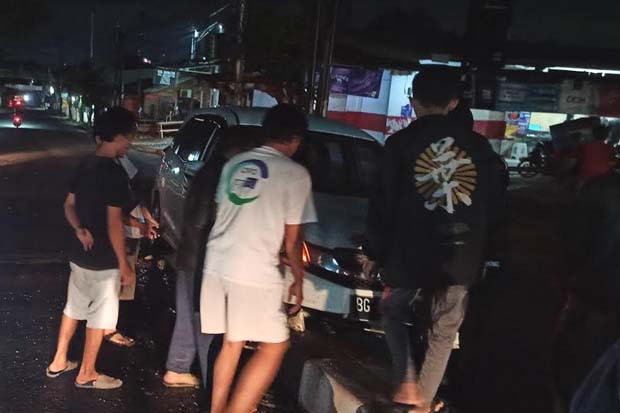 Lampu Jalan Mati, Mobil...