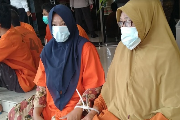 Kelabuhi Polisi, Nenek...