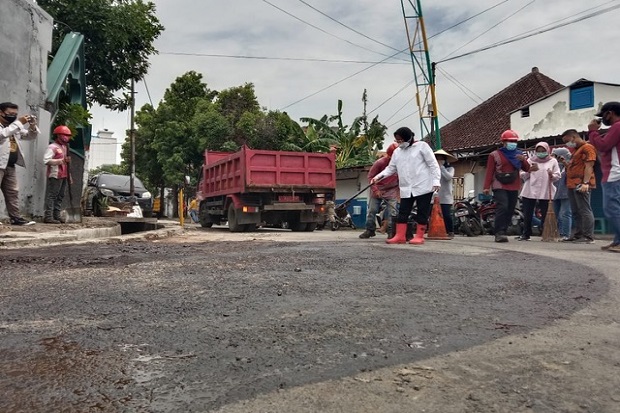 Kenakan Sepatu Boot...