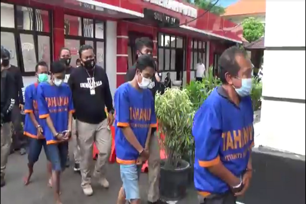 4 Perampok Sadis Antar...