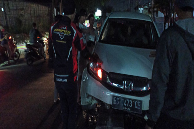 4 Mobil Kecelakaan di...