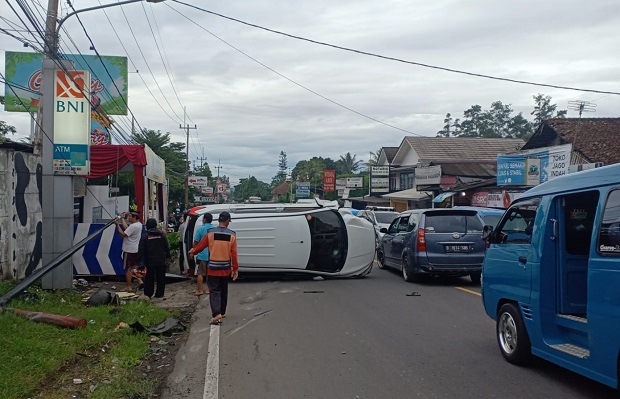 Ertiga Terguling di...