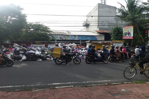 Warga Tutup Paksa TPST...