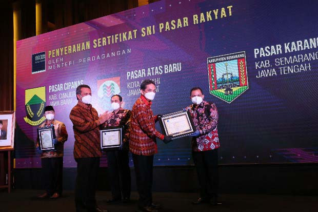 Penyerahan Sertifikat...