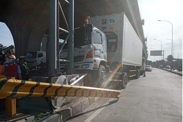 Truk Kontainer Hantam...