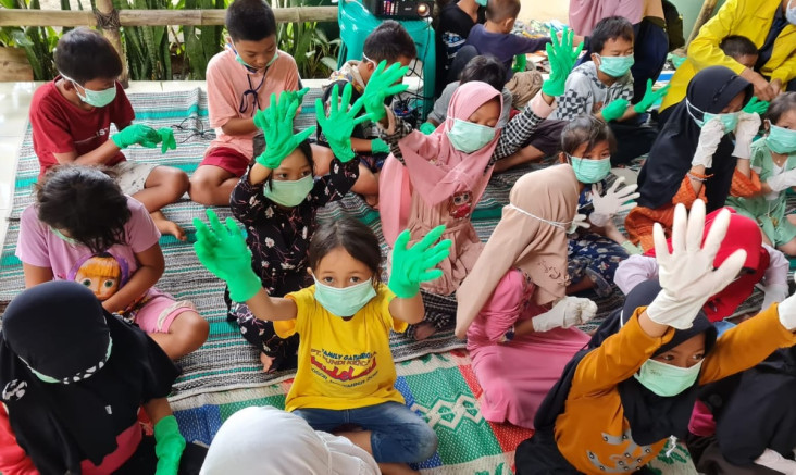 Melalui Lagu, Tim Pengmas...