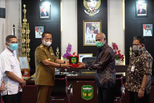 BKN Makassar Serahkan...