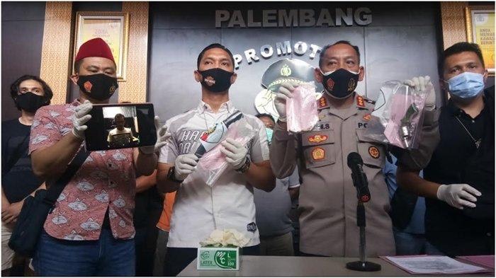 Acungkan Pistol saat...