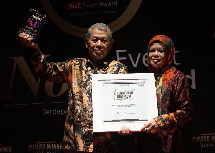 Rektor Uhamka Dianugerahi...