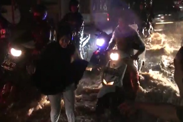 Banjir Kepung Bandung,...
