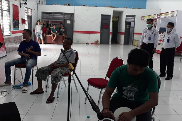 Kado Natal, 13 Penghuni...